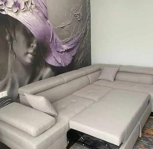 Claire's Cosy Flat Berat